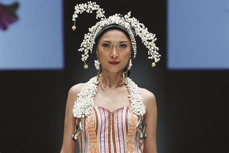 Jakarta Fashion Week 2018: En Kaleidoskopisk Hyllning till Indonesiens Kreativa Kraft